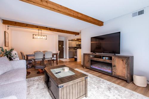 Modern 2 Bed/1 Bath, In-Unit Laundry, Parking + 6 Blocks from Mayo in Rochester, USA