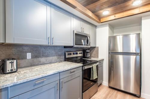 Modern 2 Bed/1 Bath, In-Unit Laundry, Parking + 6 Blocks from Mayo in Rochester, USA