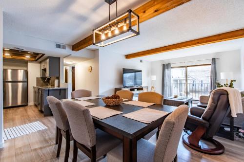Modern 2 Bed/1 Bath, In-Unit Laundry, Parking + 6 Blocks from Mayo in Rochester, USA