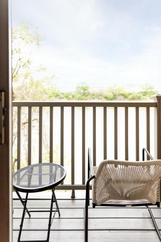 WALK to Downtown Broadway with Pool, Parking and Patio in Nashville, USA