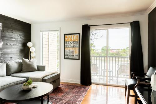 WALK to Downtown Broadway with Pool, Parking and Patio in Nashville, USA