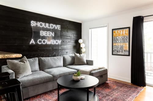 WALK to Downtown Broadway with Pool, Parking and Patio in Nashville, USA