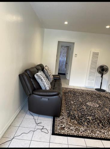 Amazing 1bd apartment with big office detail