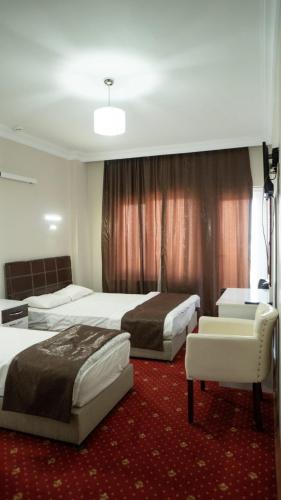 1 double bed, 2 twin beds