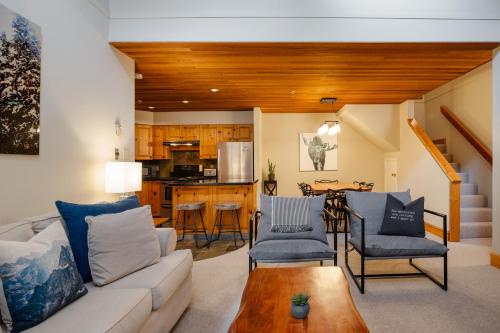 3BR in Foxglove Wood Burning Fireplace Mudroom Near Gondola Parking - image 2