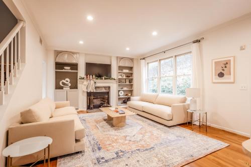 Private, Serene Mt Lookout 5B Retreat with Garage, EV Charging in Cincinnati, USA
