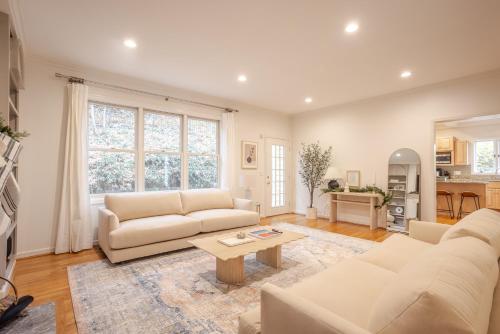 Private, Serene Mt Lookout 5B Retreat with Garage, EV Charging in Cincinnati, USA