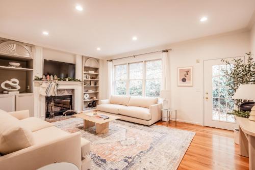 Private, Serene Mt Lookout 5B Retreat with Garage, EV Charging in Cincinnati, USA
