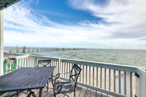 Bayfront Rockport Escape with Balcony and Pool Access! in Rockport, USA