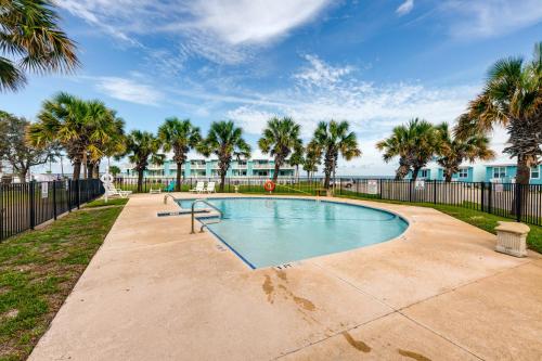 Bayfront Rockport Escape with Balcony and Pool Access! in 富爾頓