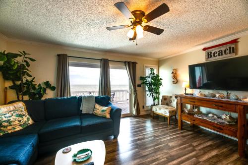 Bayfront Rockport Escape with Balcony and Pool Access! in 富爾頓