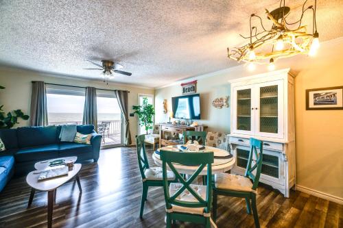 Bayfront Rockport Escape with Balcony and Pool Access! in 富爾頓