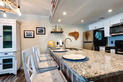 Bayfront Rockport Escape with Balcony and Pool Access! in 富爾頓