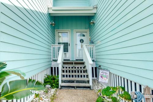 Bayfront Rockport Escape with Balcony and Pool Access! in 富爾頓