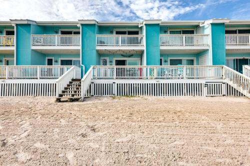 Bayfront Rockport Escape with Balcony and Pool Access! in 富爾頓