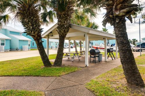 Bayfront Rockport Escape with Balcony and Pool Access! in 富爾頓
