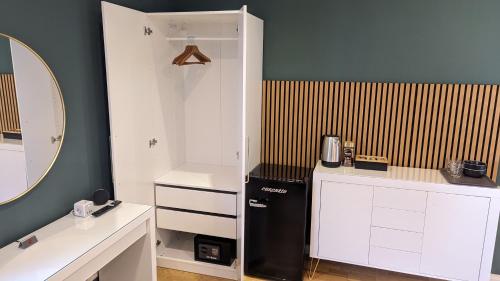 3 ROOMS - Zimmervermietung nähe Flughafen BER - gratis WLAN, Parken & Netflix, Berlin (Foto 11)