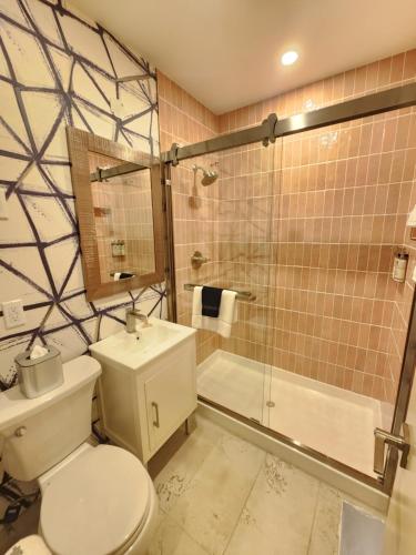 Deluxe King Room with City View image 1