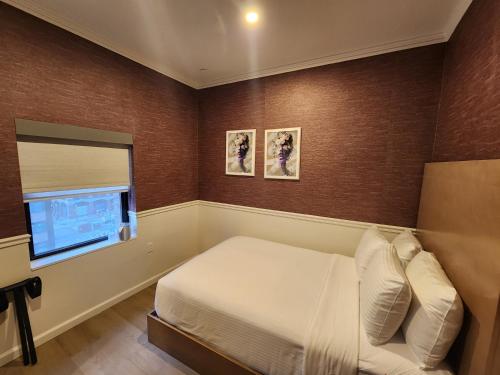 Double Room with Step-In Shower - Disability Access/Non Smoking image 3