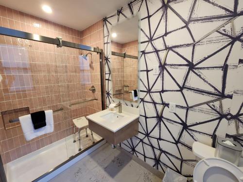 Double Room with Step-In Shower - Disability Access/Non Smoking image 1