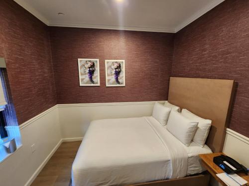 Double Room with Step-In Shower - Disability Access/Non Smoking image 2