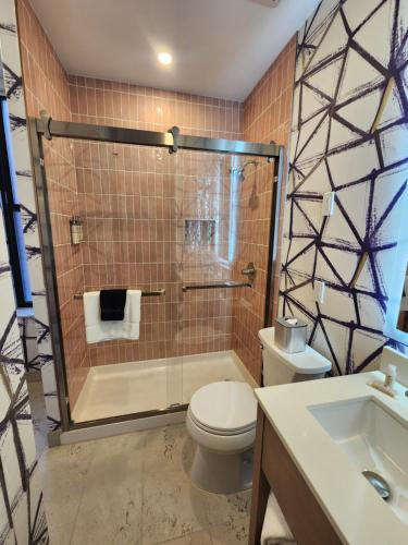Deluxe King Room with City View image 2