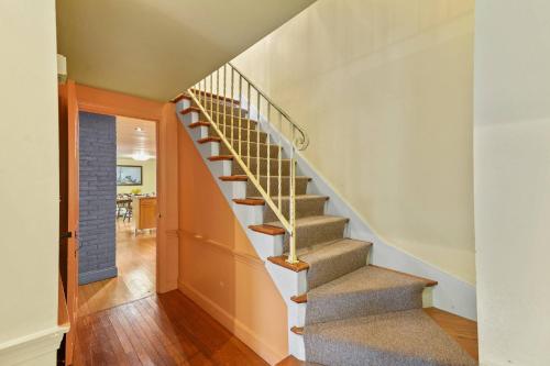 Falmouth Breeze Escape Falmouth Breeze Escape