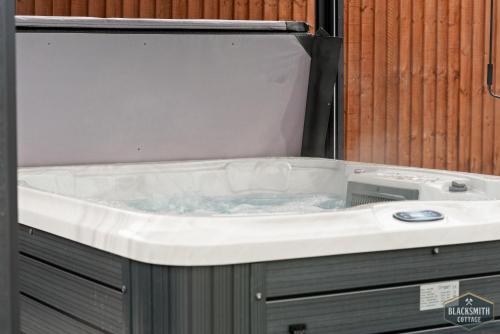 Luxury cottage, 13 guests with 2 hot tubs in Hoar Cross, Staffs