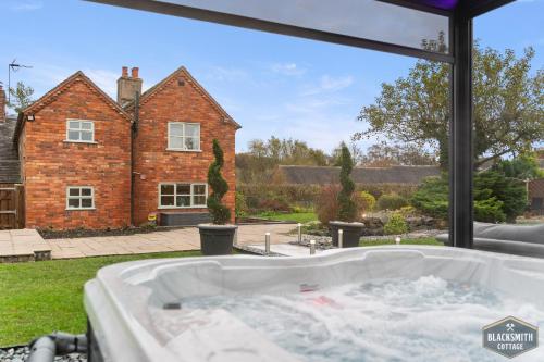 Luxury cottage, 13 guests with 2 hot tubs in Hoar Cross, Staffs