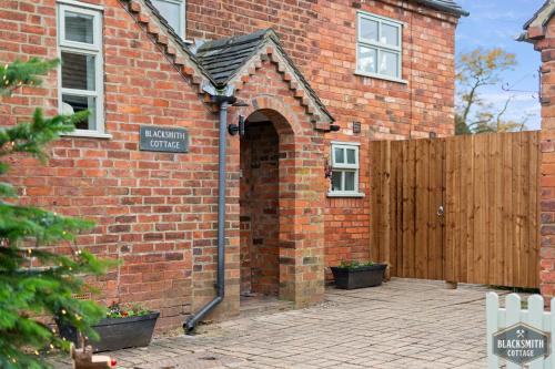 Luxury cottage, 13 guests with 2 hot tubs in Hoar Cross, Staffs