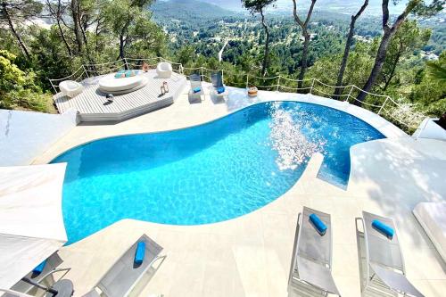 Villa with Amazing views over the Hill