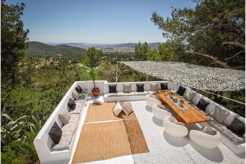 Villa with Amazing views over the Hill