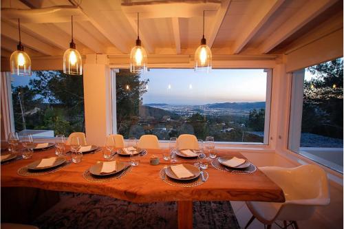 Villa with Amazing views over the Hill