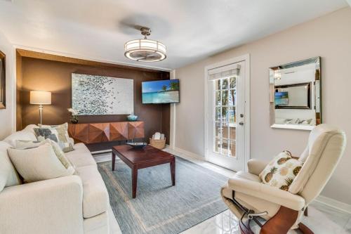 Tranquil Lakeside Haven in 東那不勒斯