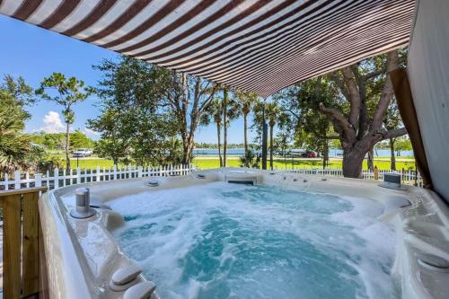 Tranquil Lakeside Haven in 東那不勒斯