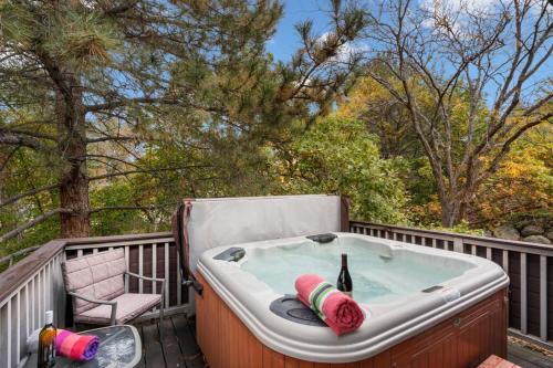 Cheerful & Cozy 4 bed 3 bth near Canyons w/hot tub - main image