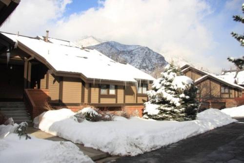 Cheerful & Cozy 4 bed 3 bth near Canyons w/hot tub - image 8
