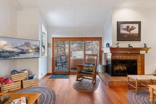 Cheerful & Cozy 4 bed 3 bth near Canyons w/hot tub - image 4