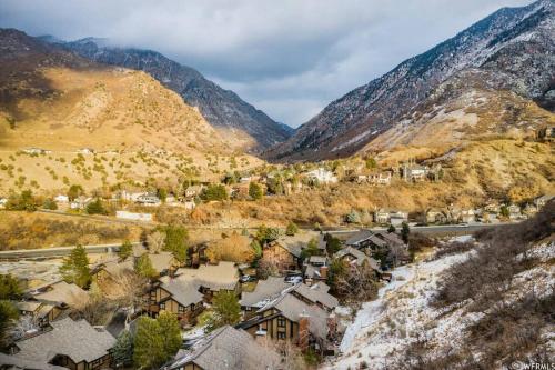 Cheerful & Cozy 4 bed 3 bth near Canyons w/hot tub - image 3