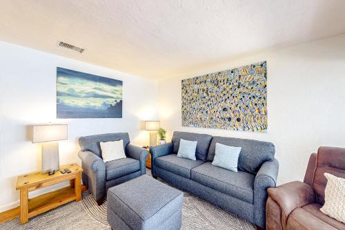 Speckled Sunshine Bungalow in Hollywood, USA