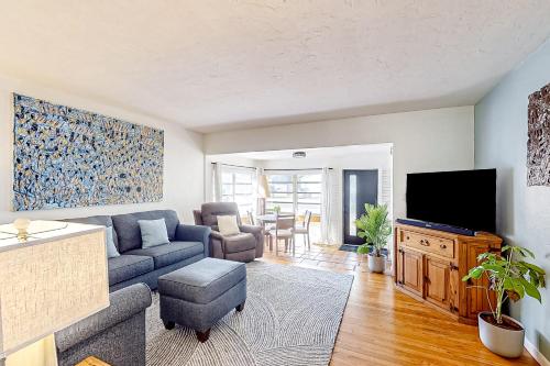 Speckled Sunshine Bungalow in Hollywood, USA