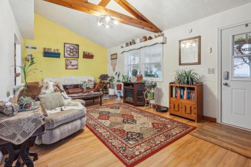 Charming Union Home with Backyard, Fire Pit! in Union, USA