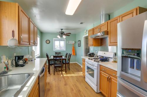 Pet-Friendly Home about 5 Mi to Knotts Berry Farm! in Lakewood, USA