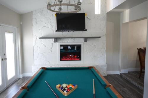 Szórakozási lehetőségek, Hosting new near Wildlife on Easy Street/Big Cat Rescue