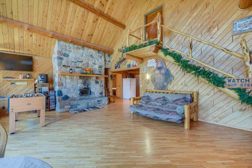 Secluded Log Cabin < 1 Mi to Munger State Trail! in 芬利森 (MN)