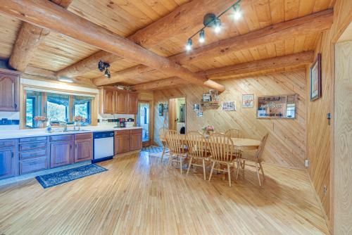 Secluded Log Cabin < 1 Mi to Munger State Trail! in 芬利森 (MN)