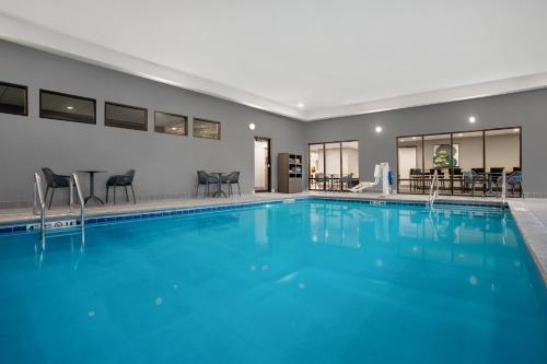 泳池, Holiday Inn Express Hotel And Suites Clinton By IHG in 克林頓