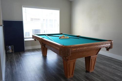 Szórakozási lehetőségek, Hosting new near Wildlife on Easy Street/Big Cat Rescue