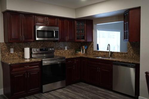 Konyha, Hosting new near Wildlife on Easy Street/Big Cat Rescue