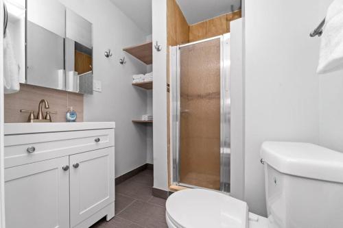 Cozy, top-floor 3BR loft with balcony in West Town in Chicago, USA
